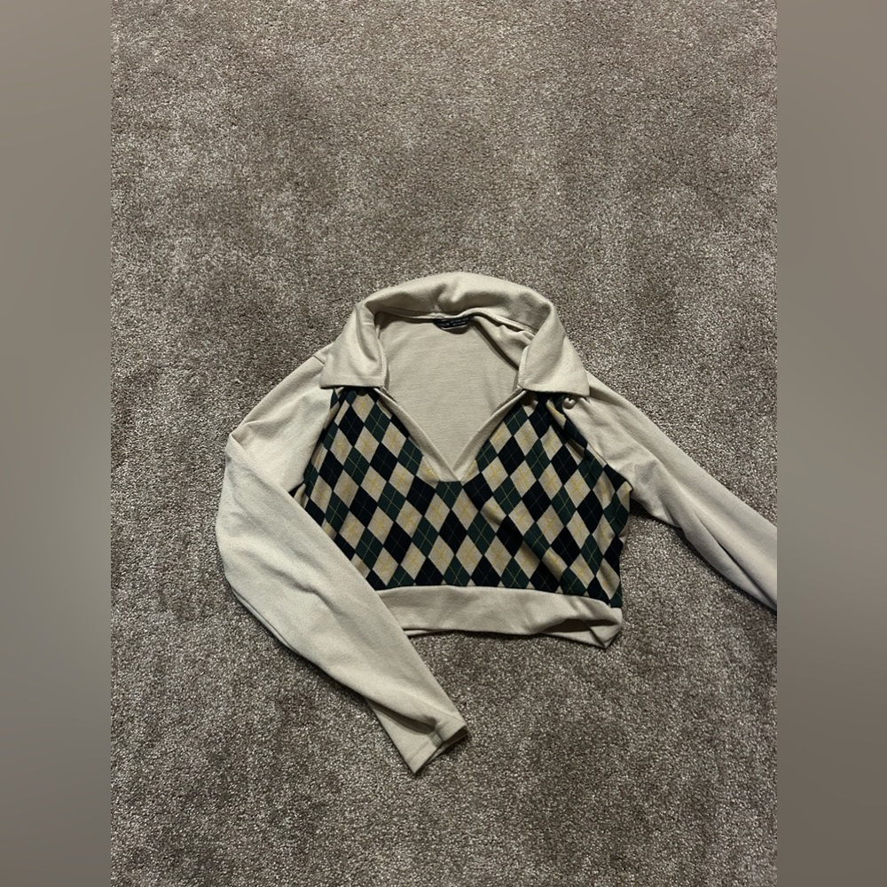 Cropped collard blouse.